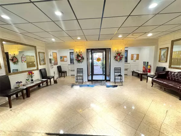 Great Neck, NY 11021,7 Bond ST #3ER