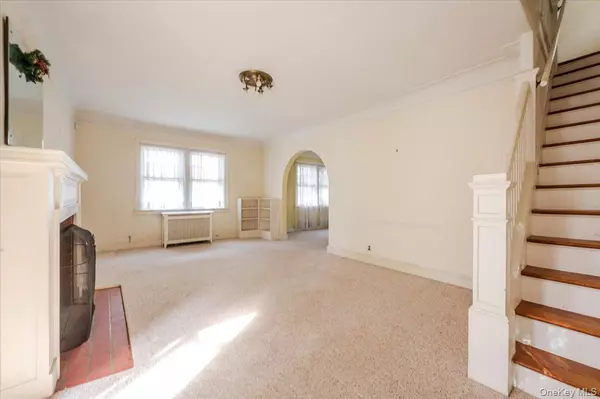 Great Neck, NY 11020,4627 Jayson AVE