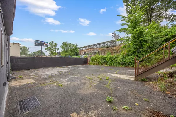 Bronx, NY 10475,2211 De Reimer AVE