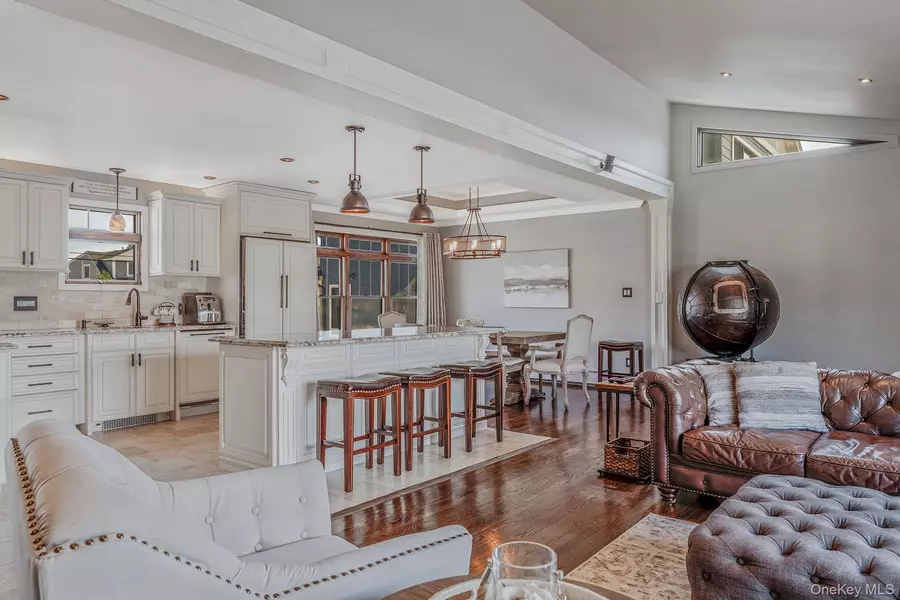 33 Pershing AVE, Babylon, NY 11702