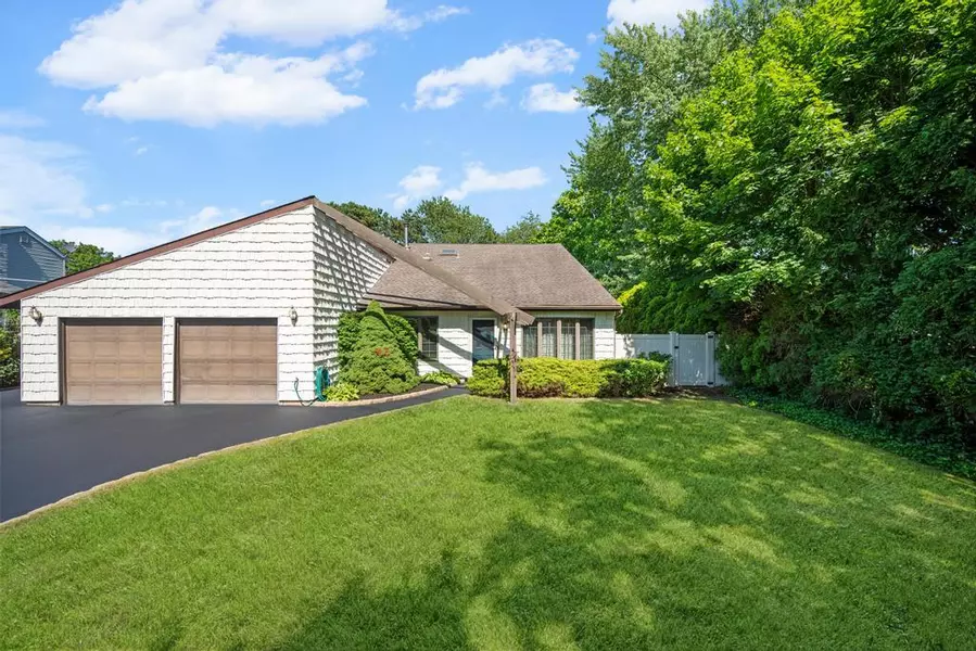 25 Nantucket DR, Medford, NY 11763