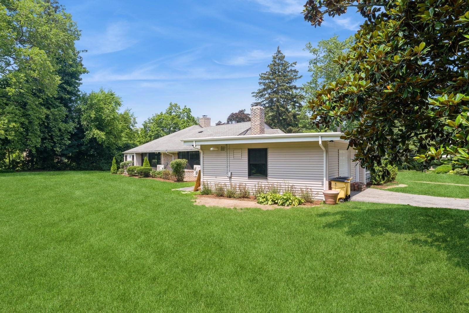 Kings Point, NY 11024,2 Foxwood RD