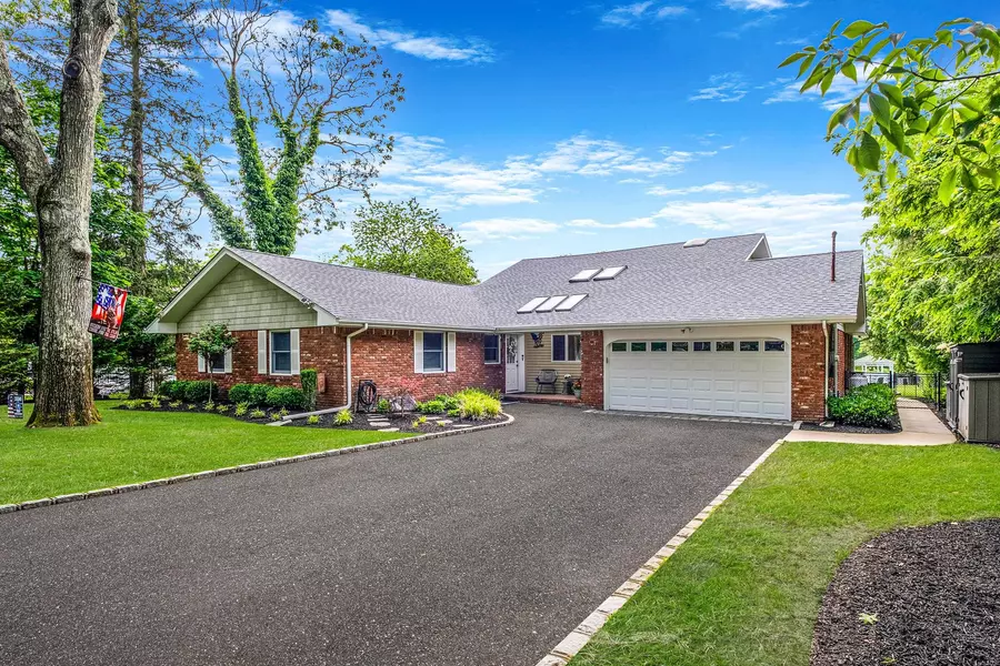 3 Stark DR, Center Moriches, NY 11934