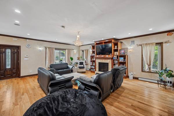 Bayside, NY 11361,38-16 220th ST