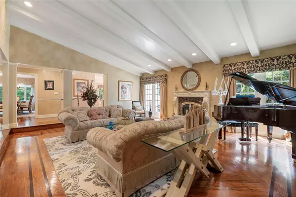 Dix Hills, NY 11746,14 Durham DR