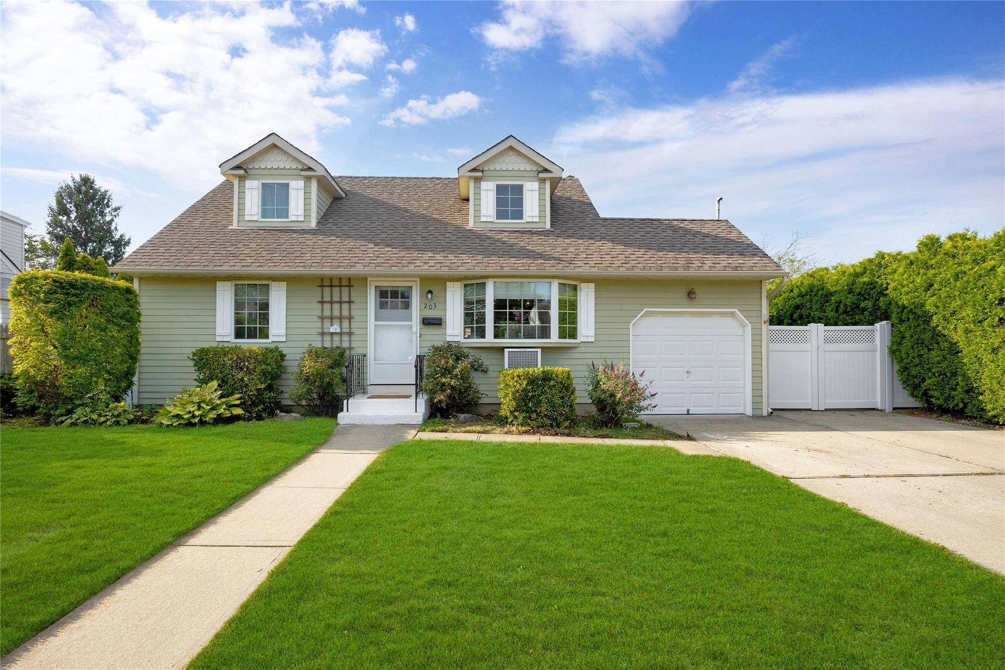203 N Pine ST, Massapequa, NY 11758