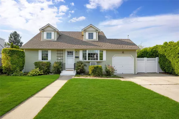 203 N Pine ST, Massapequa, NY 11758