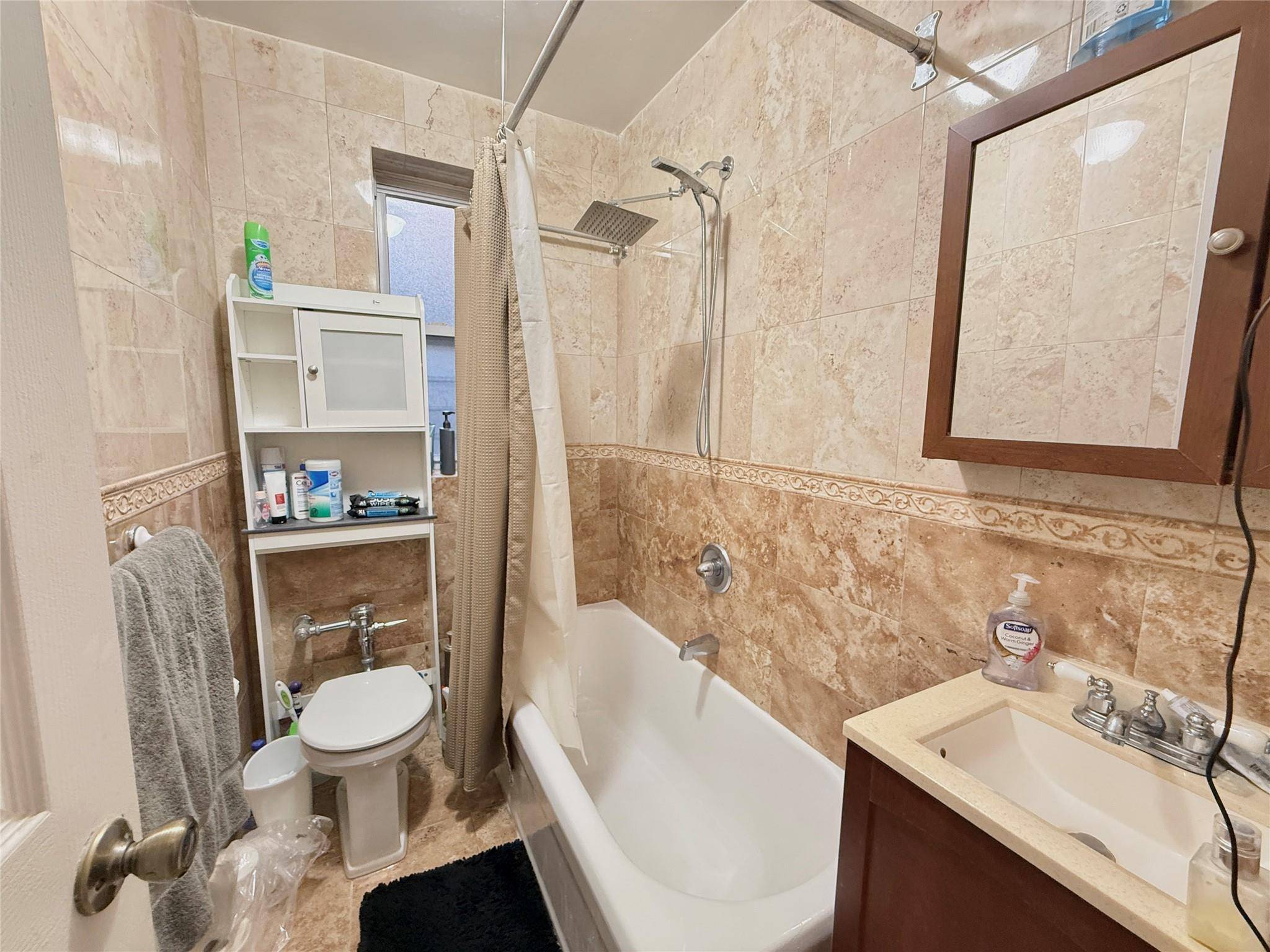 Jackson Heights, NY 11372,35-05 72nd ST #1A