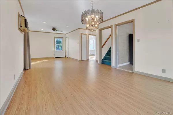 33 Park CIR, New Hyde Park, NY 11040