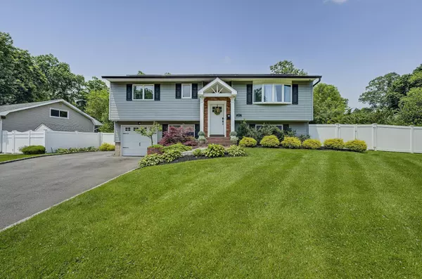 5 Somerset DR, Commack, NY 11725