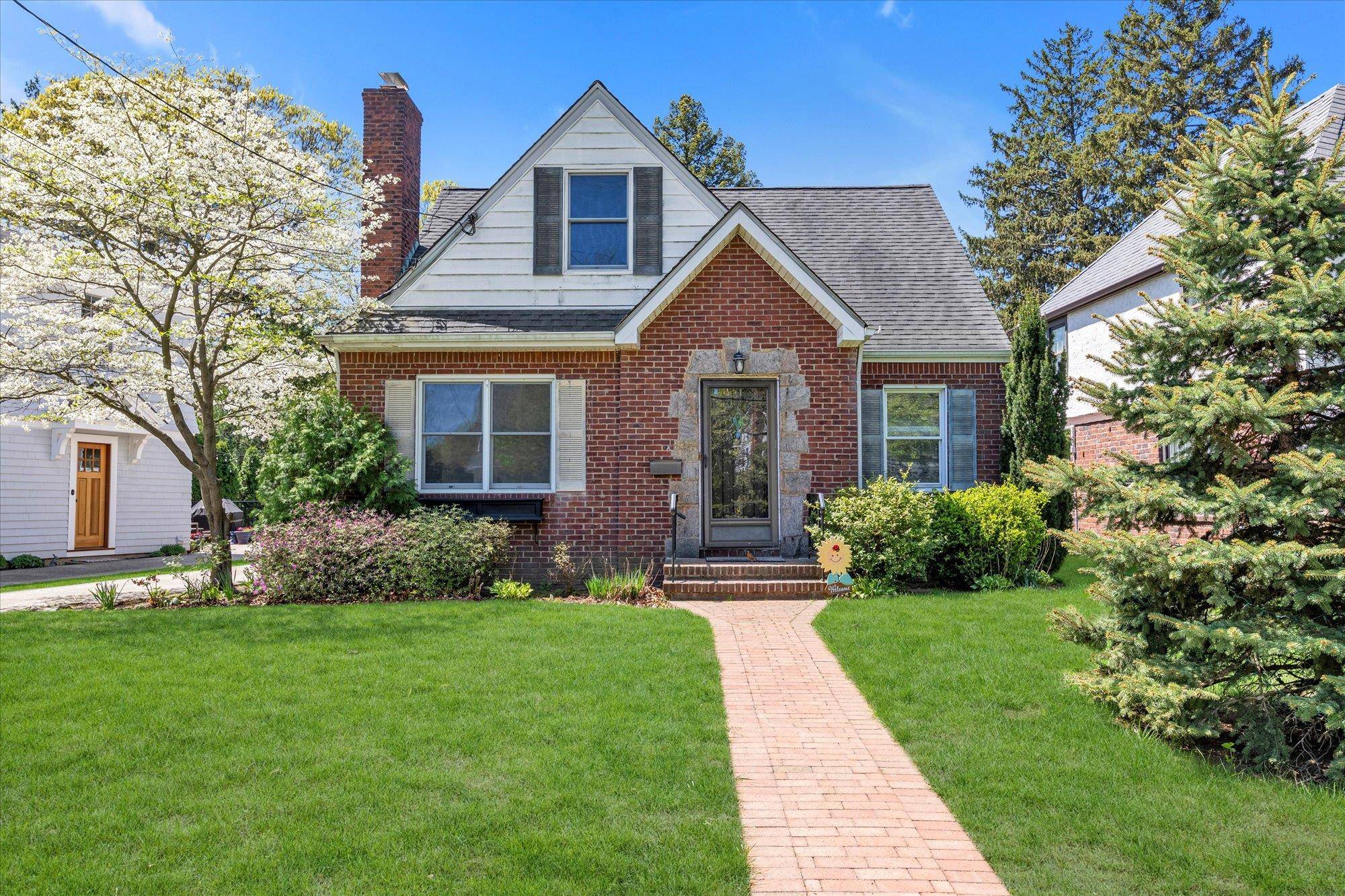 Garden City, NY 11530,18 Hathaway DR