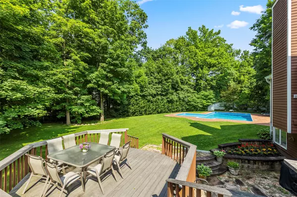 East Setauket, NY 11733,8 Braemer RD