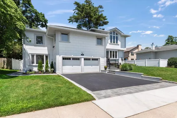 77 Bounty LN, Jericho, NY 11753