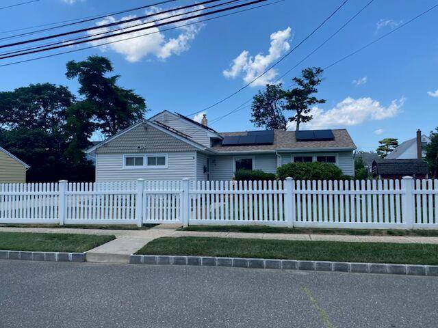 4 Meadow DR, Bay Shore, NY 11706