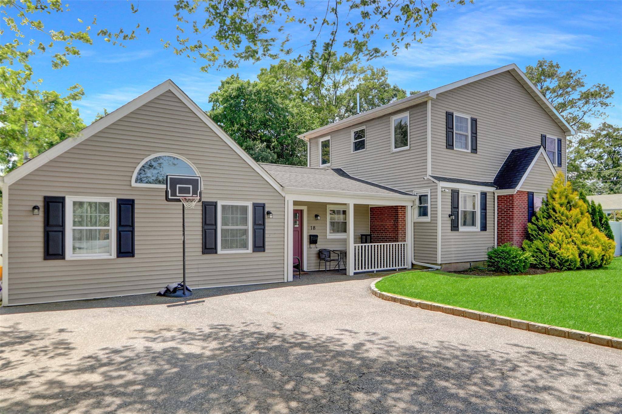 Farmingdale, NY 11735,18 Beverly RD