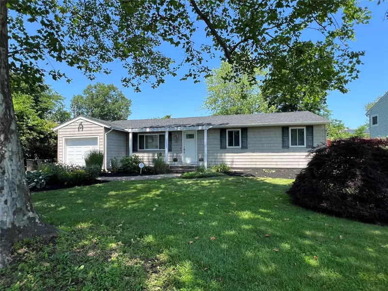 28 Lenox AVE, Central Islip, NY 11722