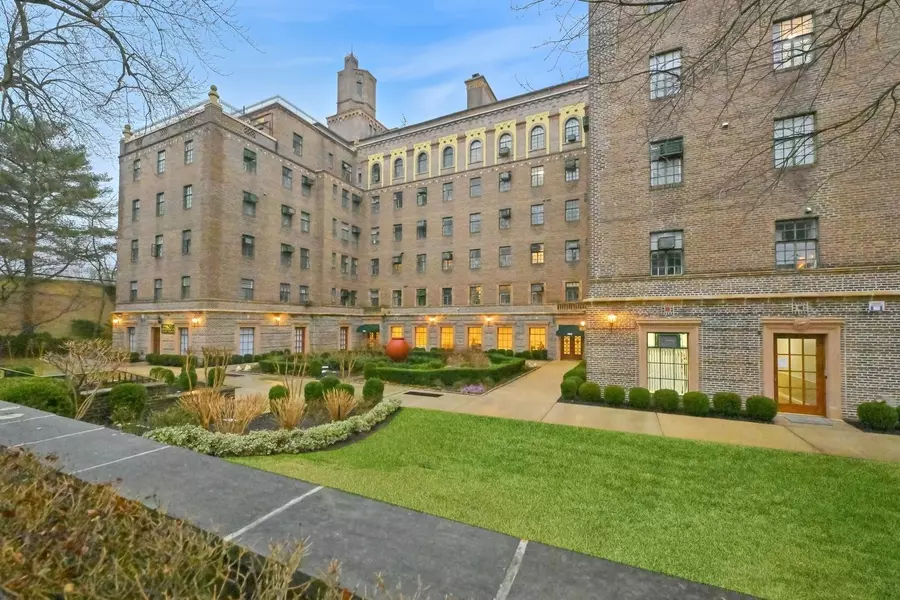 160 Middle Neck RD #4L, Great Neck, NY 11021