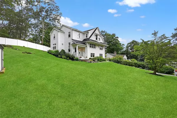 Pleasantville, NY 10570,29 Cedar LN