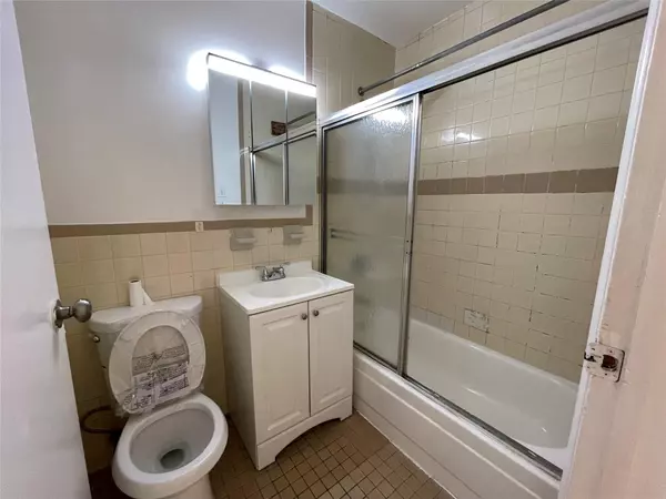 Flushing, NY 11355,4260 Colden ST #4B