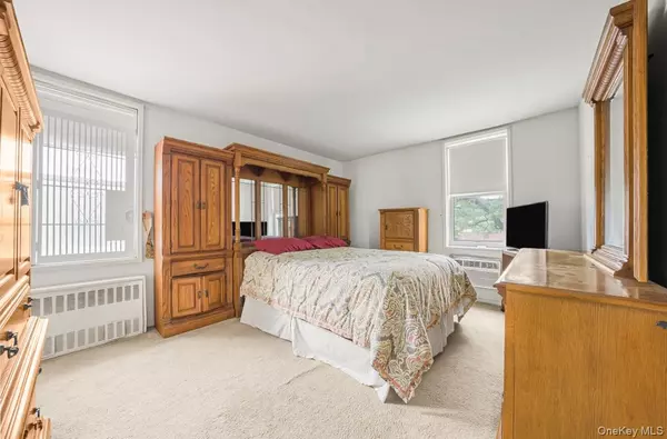 Woodside, NY 11104,46-01 39th AVE #106
