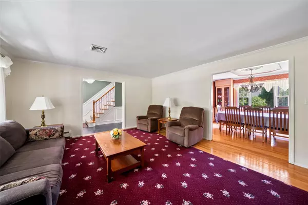 Greenlawn, NY 11740,12 W Sanders ST