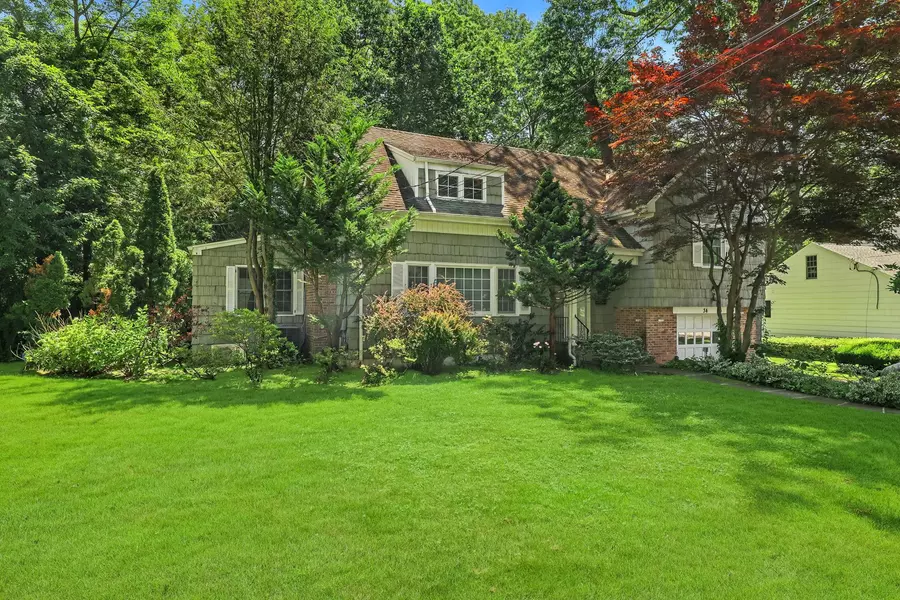 34 Woods LN, Scarsdale, NY 10583