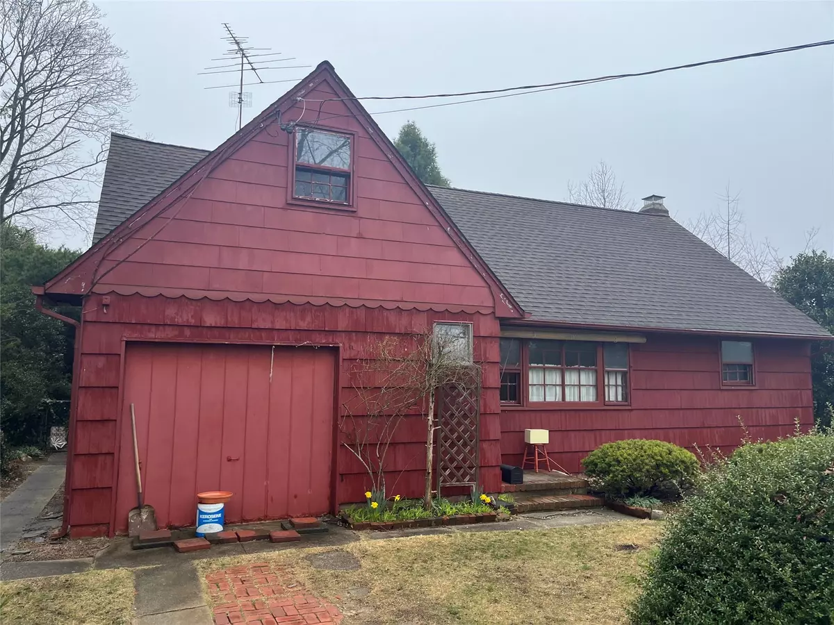 Amityville, NY 11701,22 Guilette PL