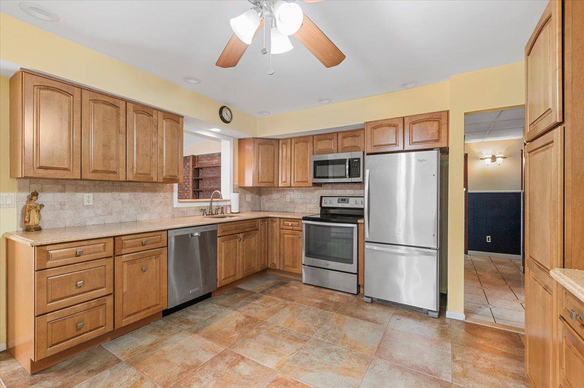 East Meadow, NY 11554,558 Kingston AVE