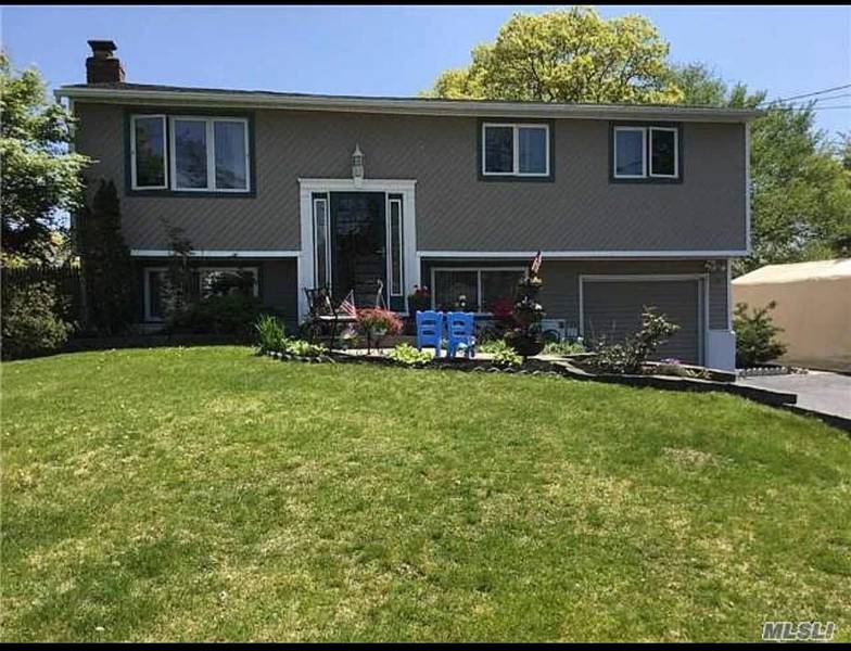 19 Biscayne DR, Selden, NY 11784
