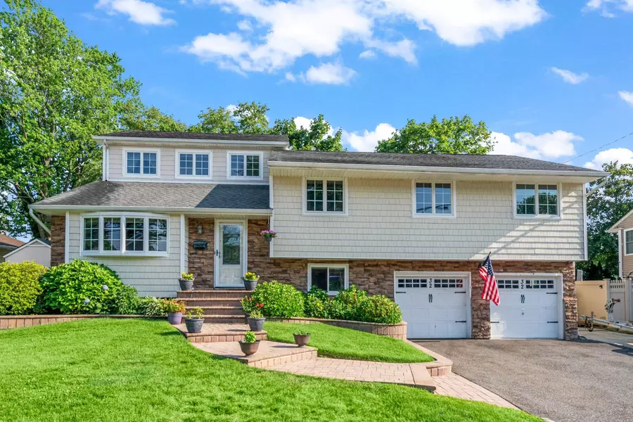 32 Sherman DR, Syosset, NY 11791