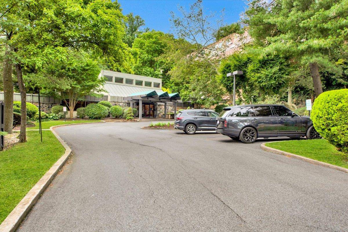Scarsdale, NY 10583,2 Fountain LN #3P
