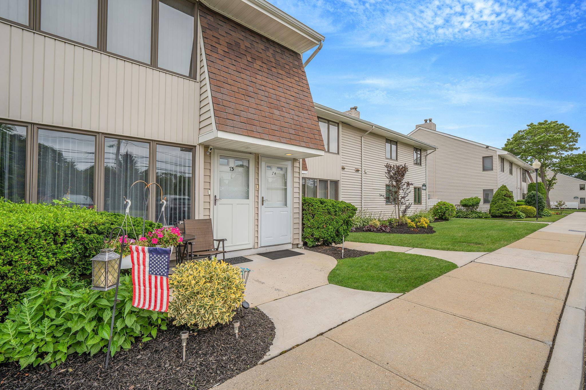 East Islip, NY 11730,20 Laurel Ave #74
