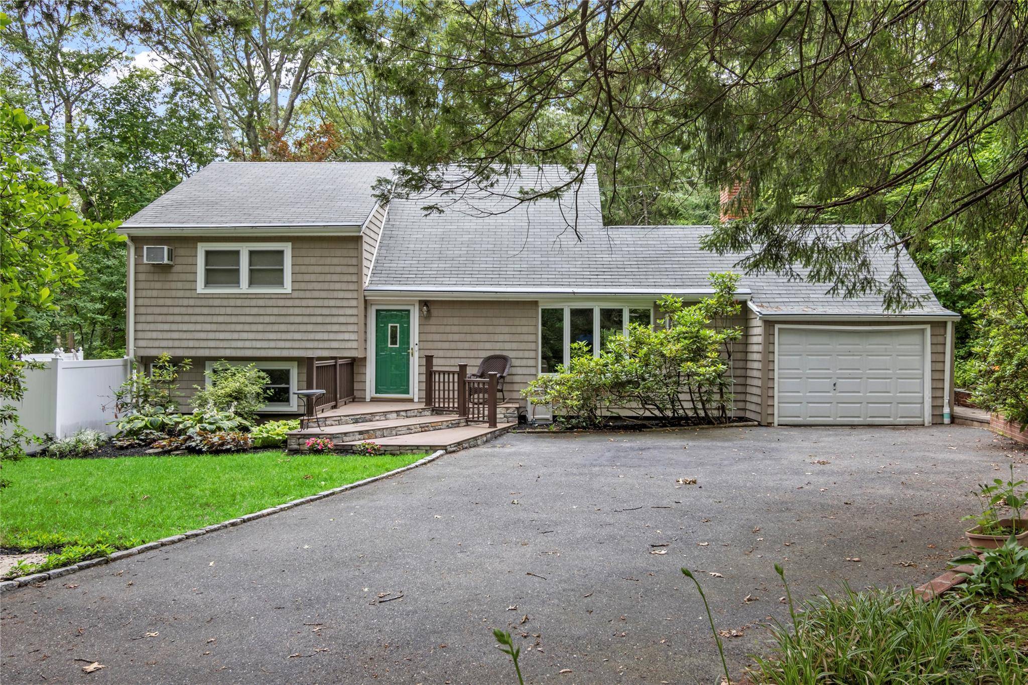 27 Craig DR, South Huntington, NY 11746