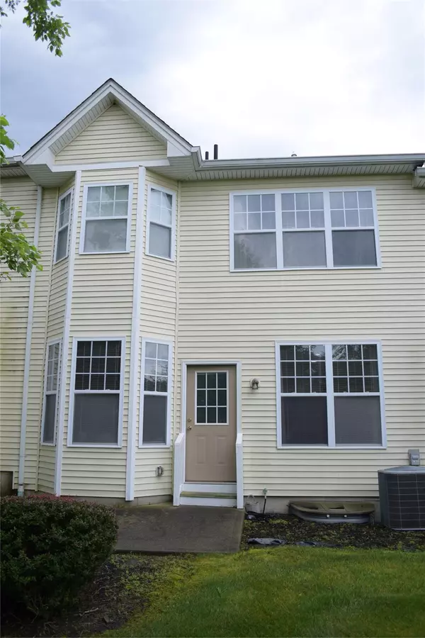 15 Cobblestone LN, Middletown, NY 10940