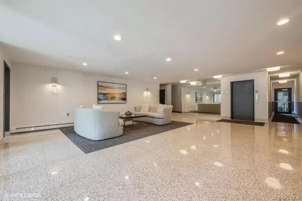 Rockville Centre, NY 11570,90 S PARK AVE #B17