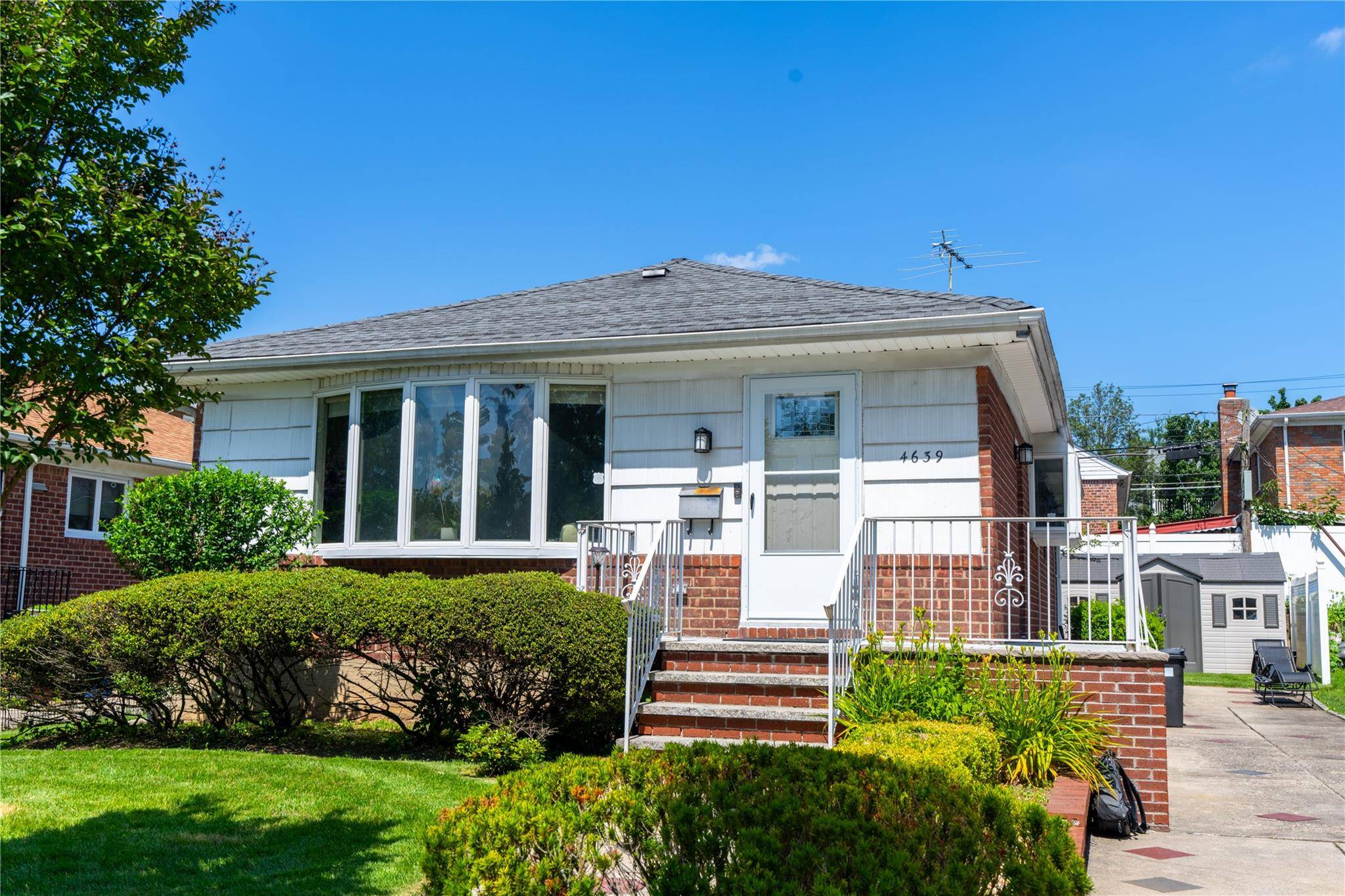 4639 247th ST, Douglaston, NY 11362