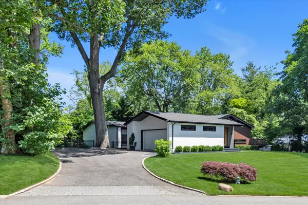Great Neck, NY 11020,3 Horseshoe LN