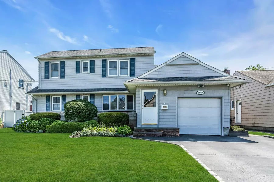 1063 Ott LN, North Merrick, NY 11566