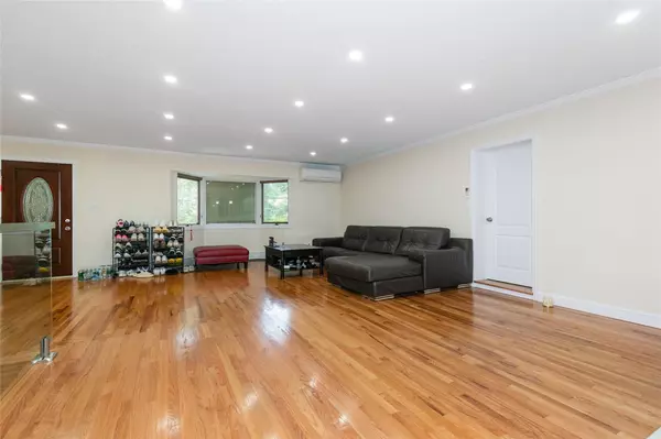 Great Neck, NY 11023,5 Bellingham LN