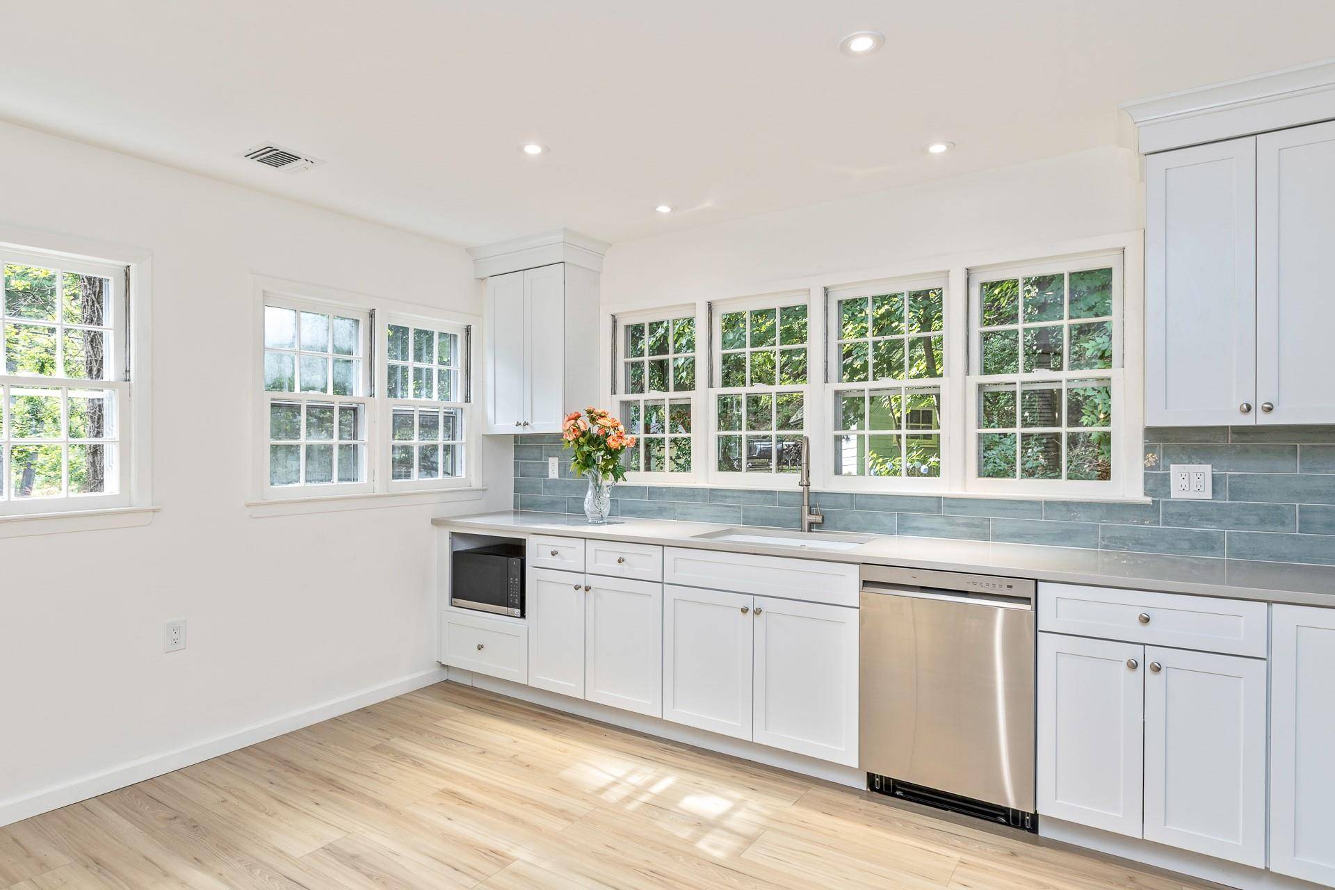 Roslyn, NY 11576,122 Main ST
