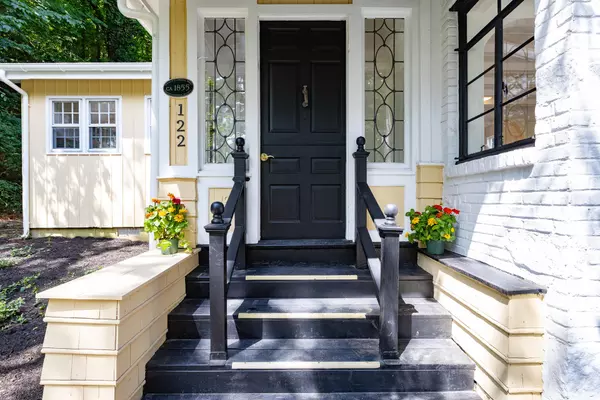 Roslyn, NY 11576,122 Main ST