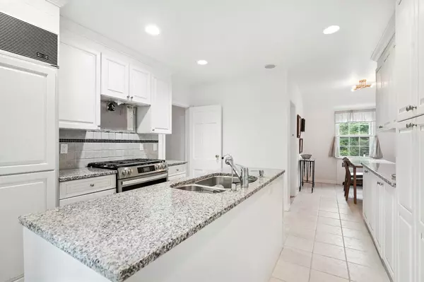 Scarsdale, NY 10583,192 Fox Meadow RD