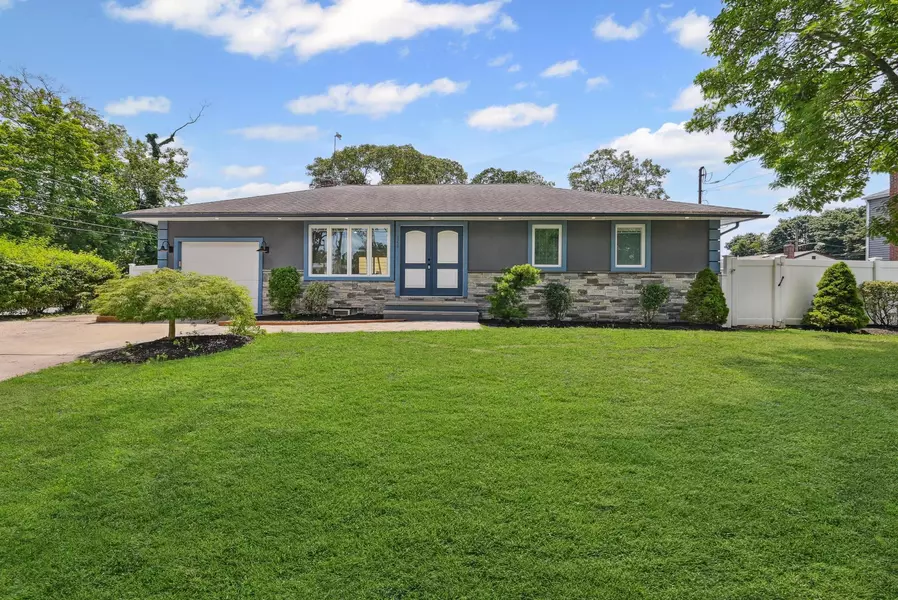 348 Hauser AVE, Holbrook, NY 11741