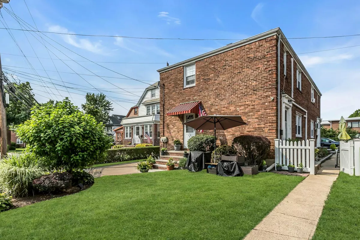 Floral Park, NY 11001,53 Carnation AVE