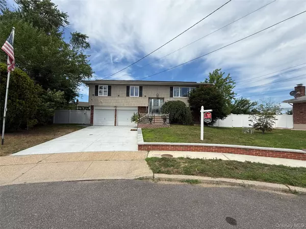 14 Hilton CT, Hicksville, NY 11801