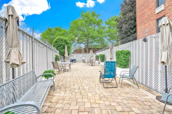 Bayside, NY 11361,209-10 41 AVE #2J
