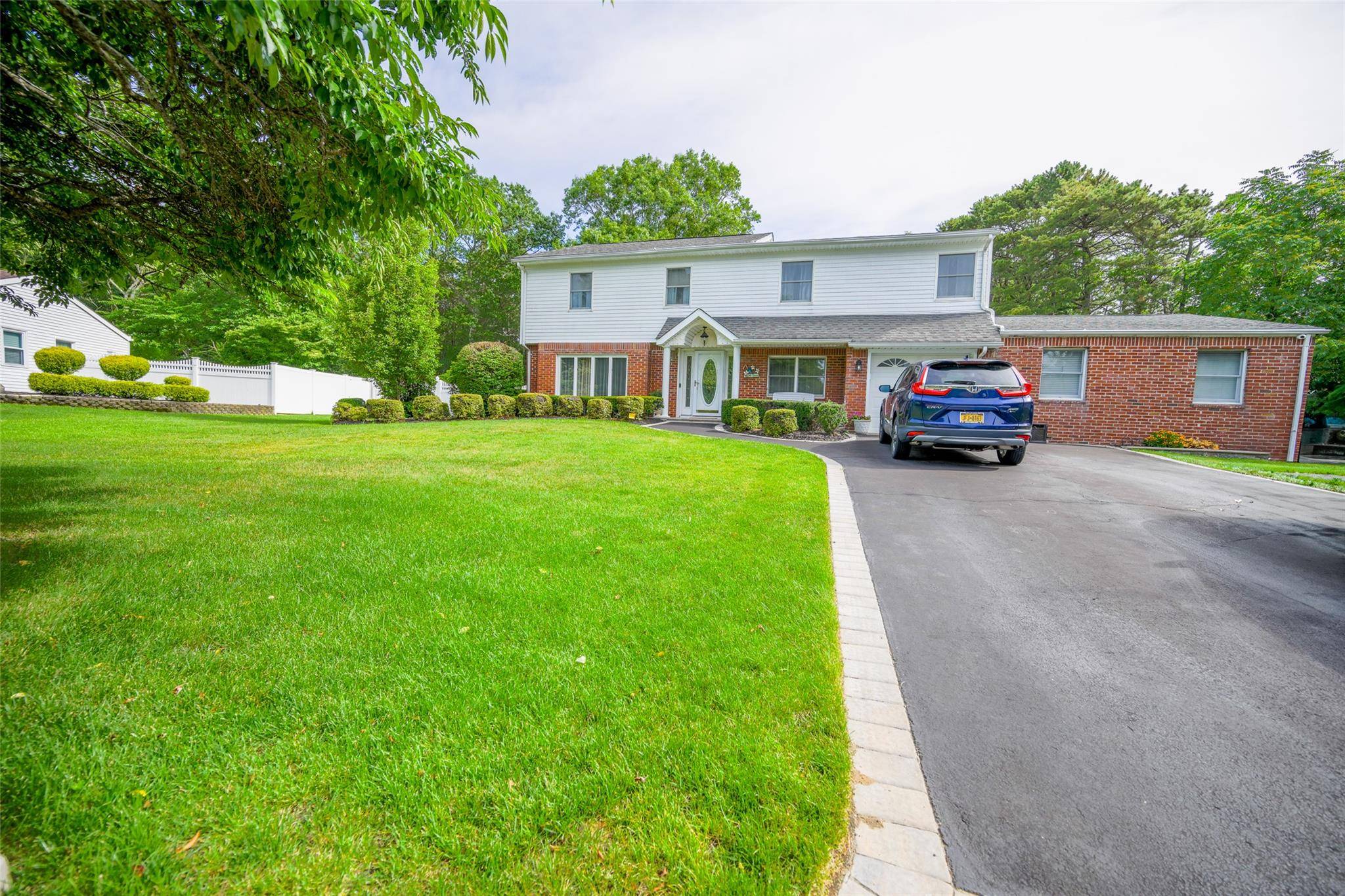49 Nottingham DR, Middle Island, NY 11953