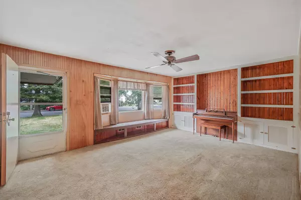Smithtown, NY 11787,60 Morewood DR
