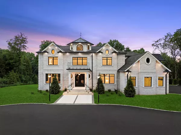26 Saint Andrews CT, Old Westbury, NY 11568