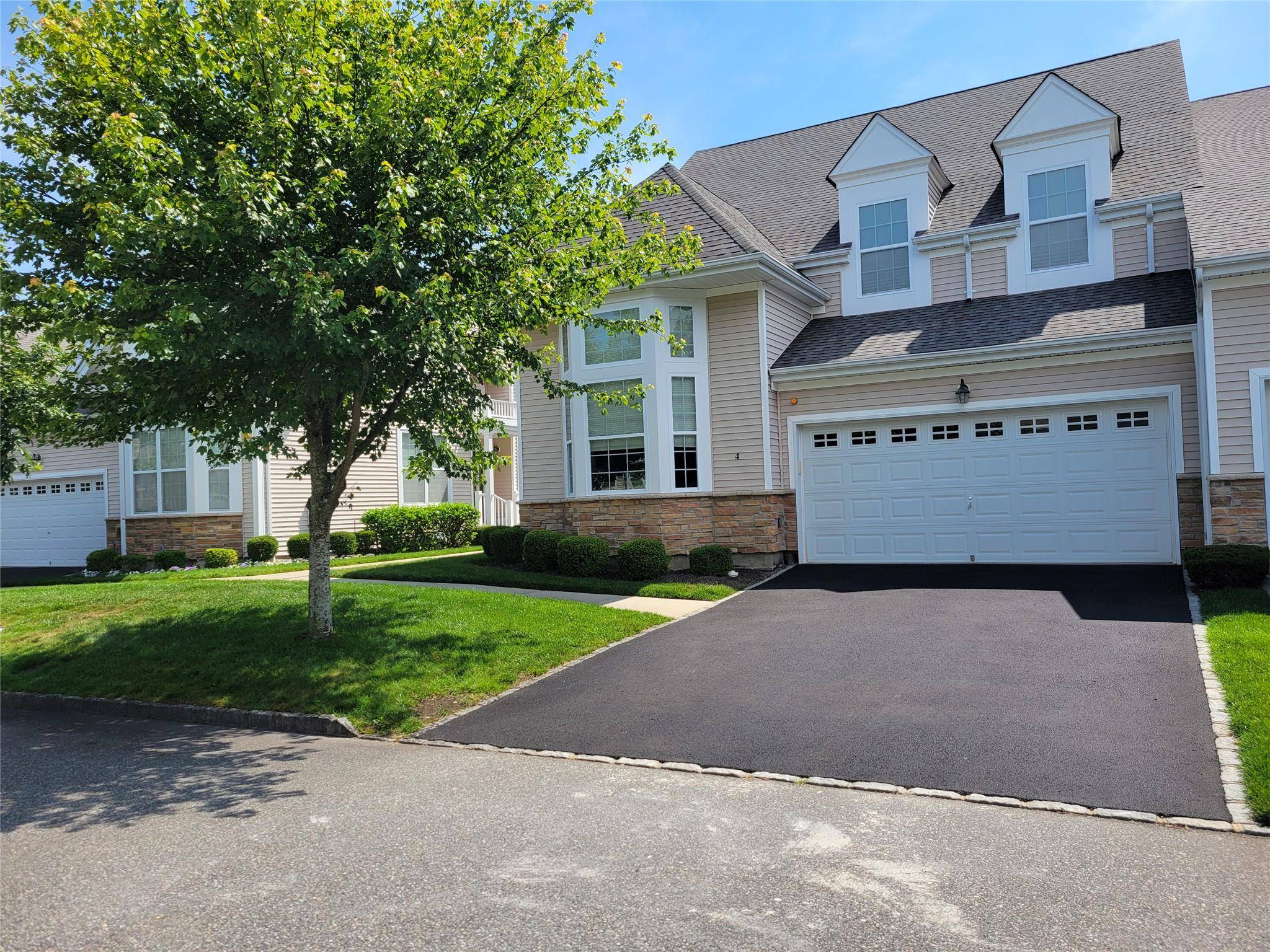 Center Moriches, NY 11934,4 Toni CT